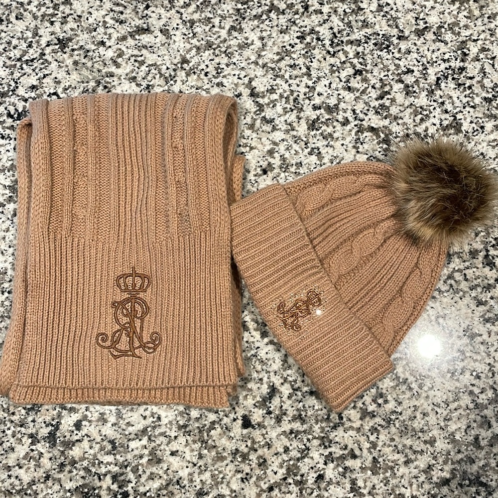 Set of hat and scarf